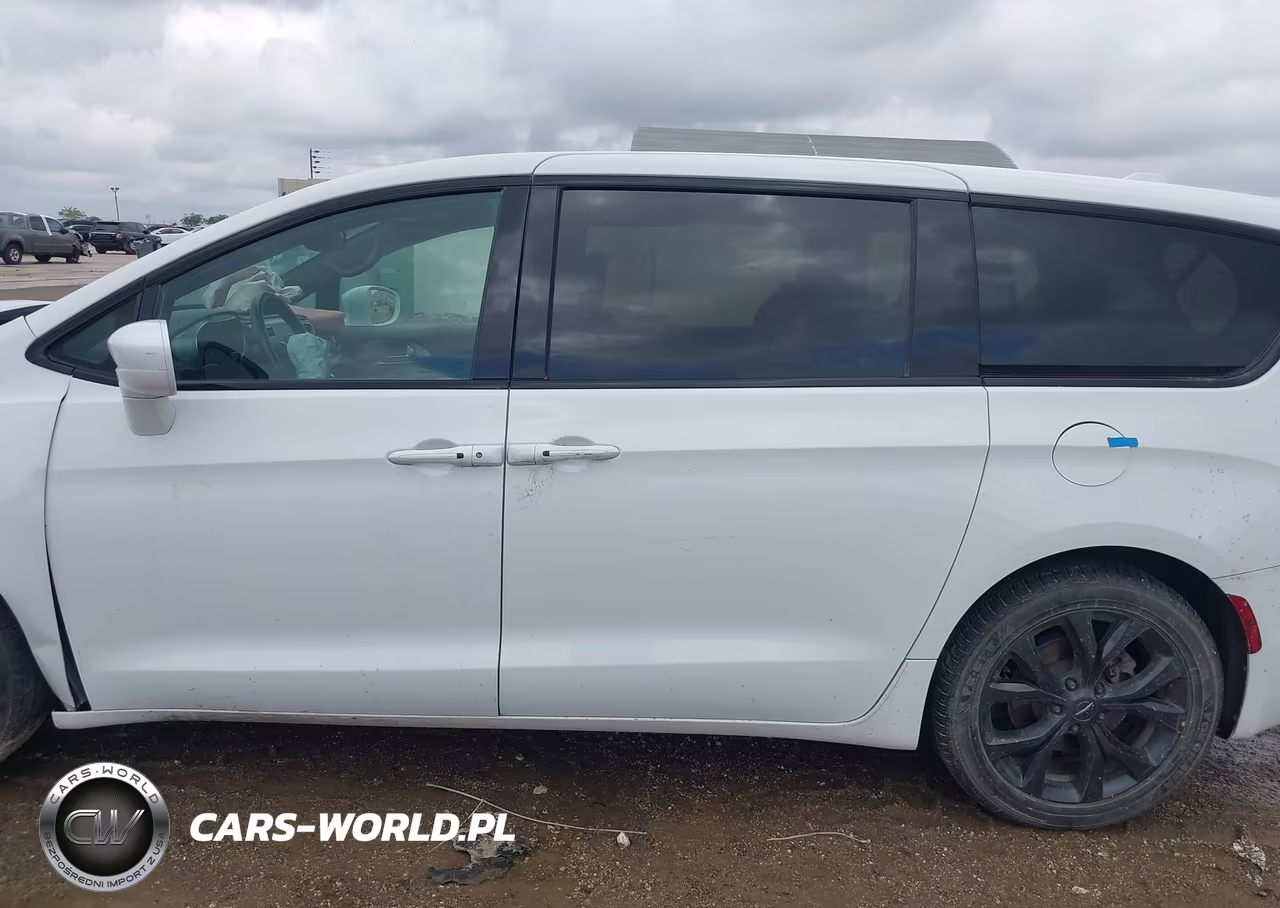 2019 Chrysler Pacifica Touring Plus VIN:2C4RC1FG9KR593603 - 15