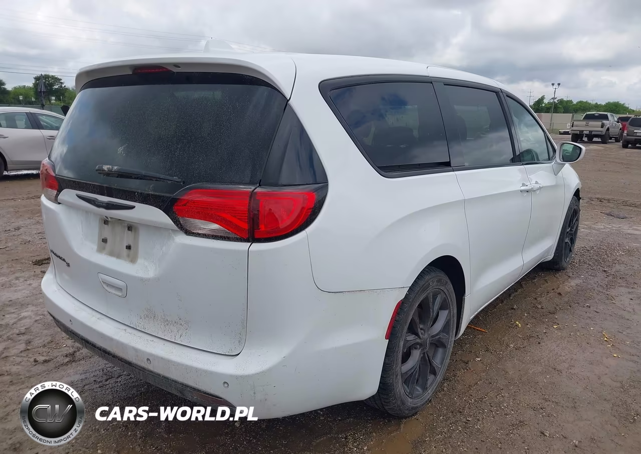 2019 Chrysler Pacifica Touring Plus VIN:2C4RC1FG9KR593603 - 4