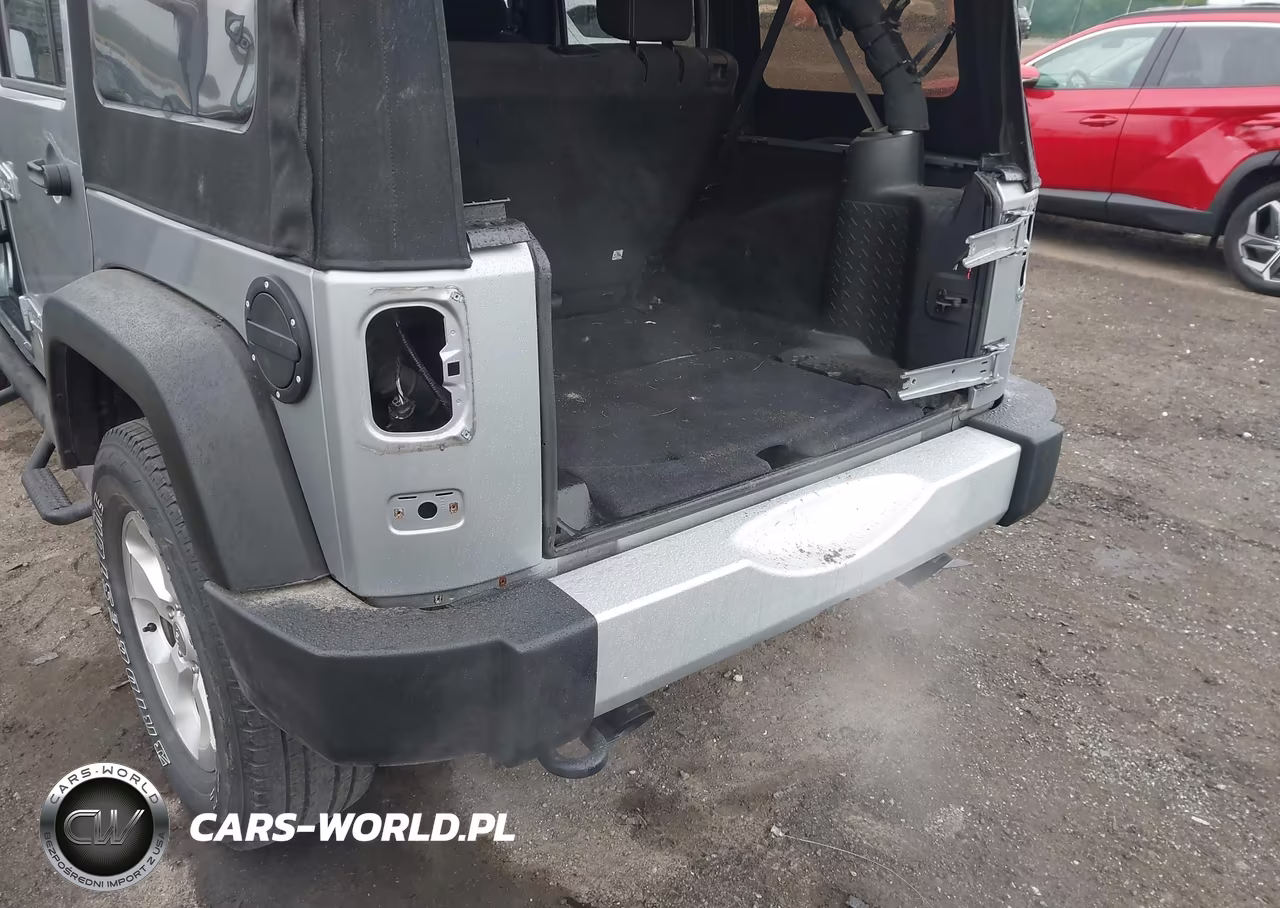 2015 Jeep Wrangler Unlimited Sahara VIN:1C4BJWEG4FL650181 - 6