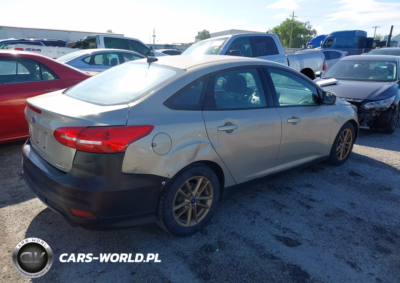 2016 Ford Focus Se VIN:1FADP3F22GL387298 - 4
