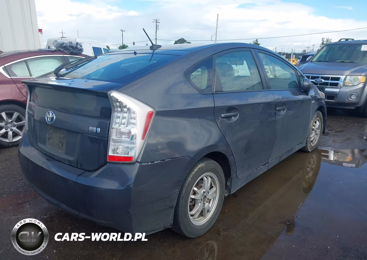 2011 Toyota Prius Three VIN:JTDKN3DU4B5310344 - 4