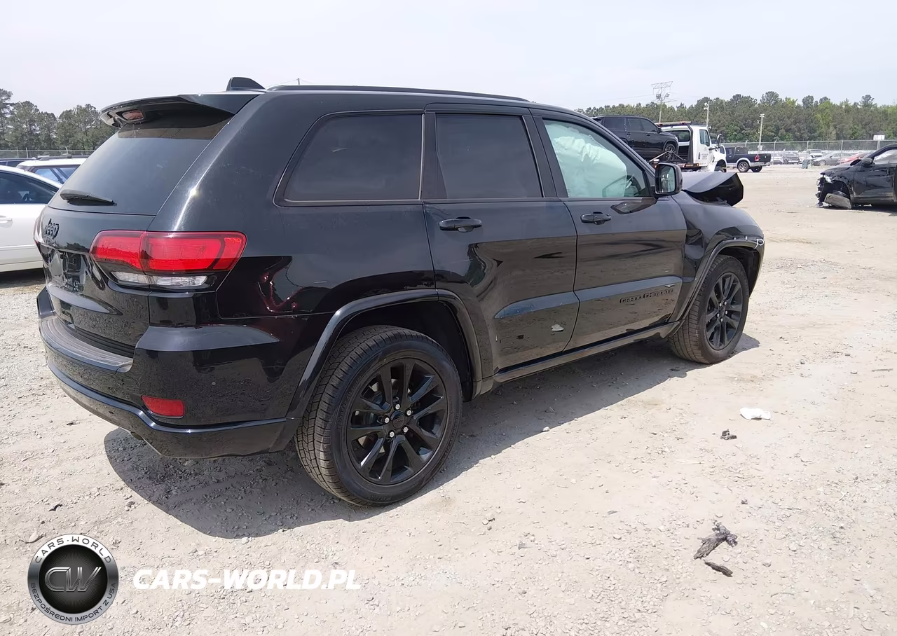 2018 Jeep Grand Cherokee Altitude 4X4 VIN:1C4RJFAGXJC267651 - 4