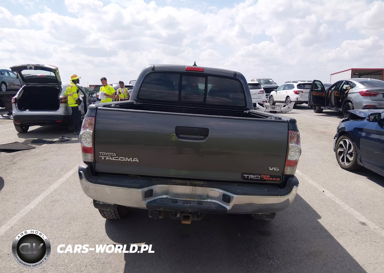 2015 Toyota Tacoma Base V6 VIN:3TMLU4ENXFM175682 - 16
