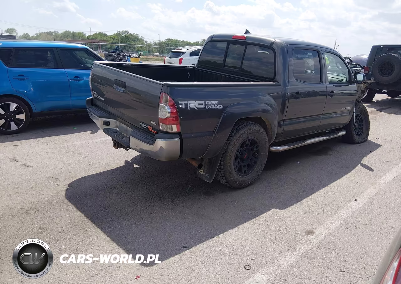 2015 Toyota Tacoma Base V6 VIN:3TMLU4ENXFM175682 - 4