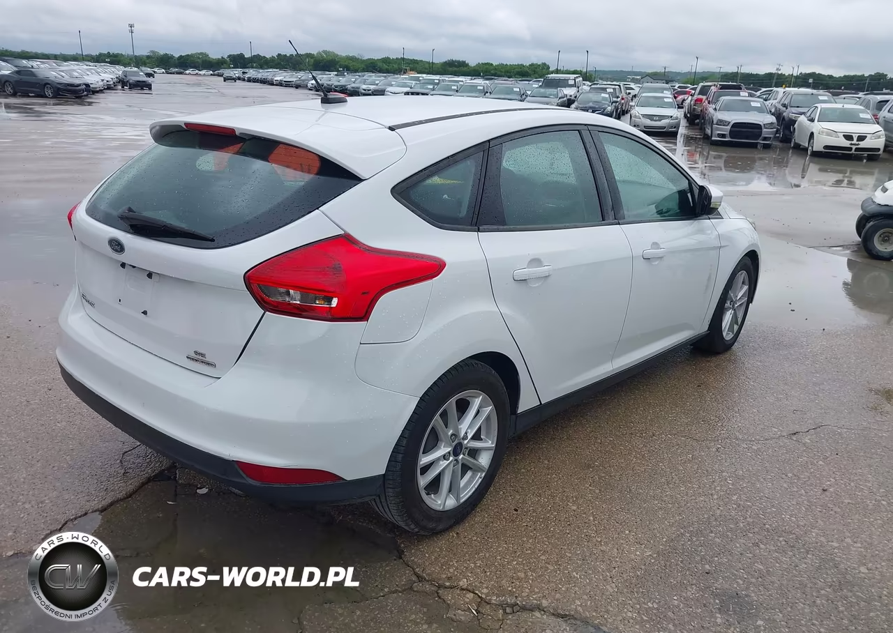 2016 Ford Focus Se VIN:1FADP3K23GL297888 - 4