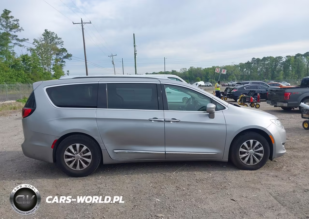 2018 Chrysler Pacifica Touring L VIN:2C4RC1BG2JR217734 - 13