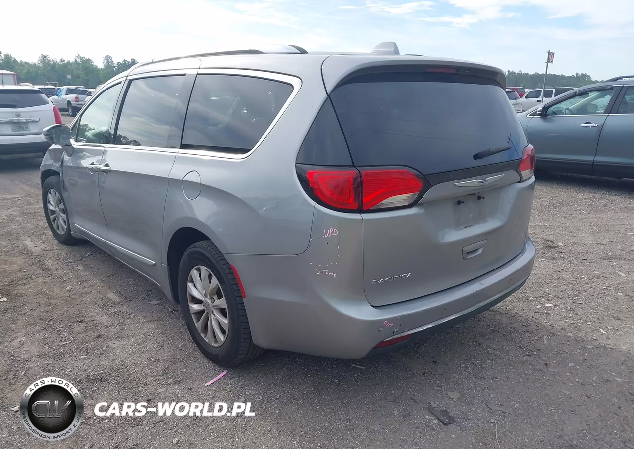 2018 Chrysler Pacifica Touring L VIN:2C4RC1BG2JR217734 - 3