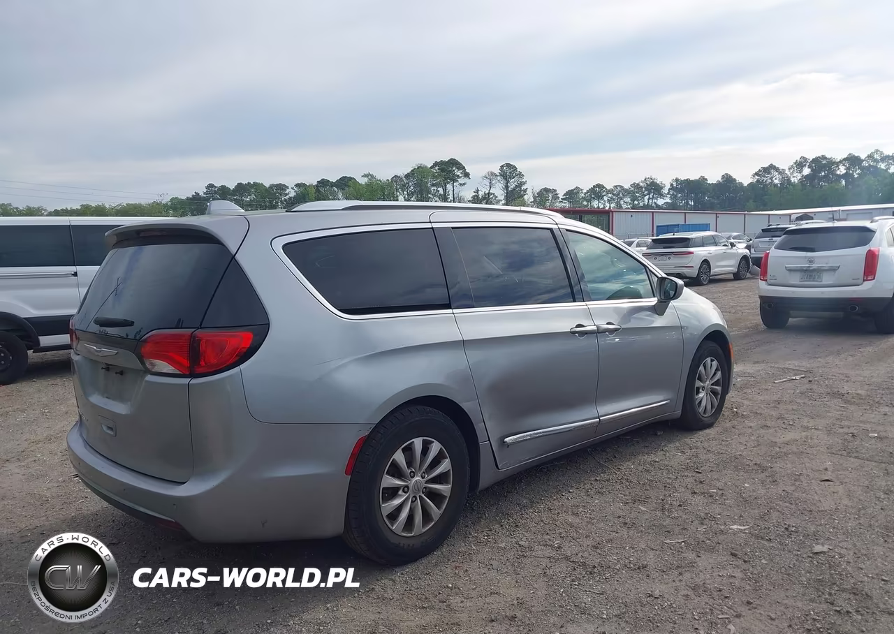 2018 Chrysler Pacifica Touring L VIN:2C4RC1BG2JR217734 - 4