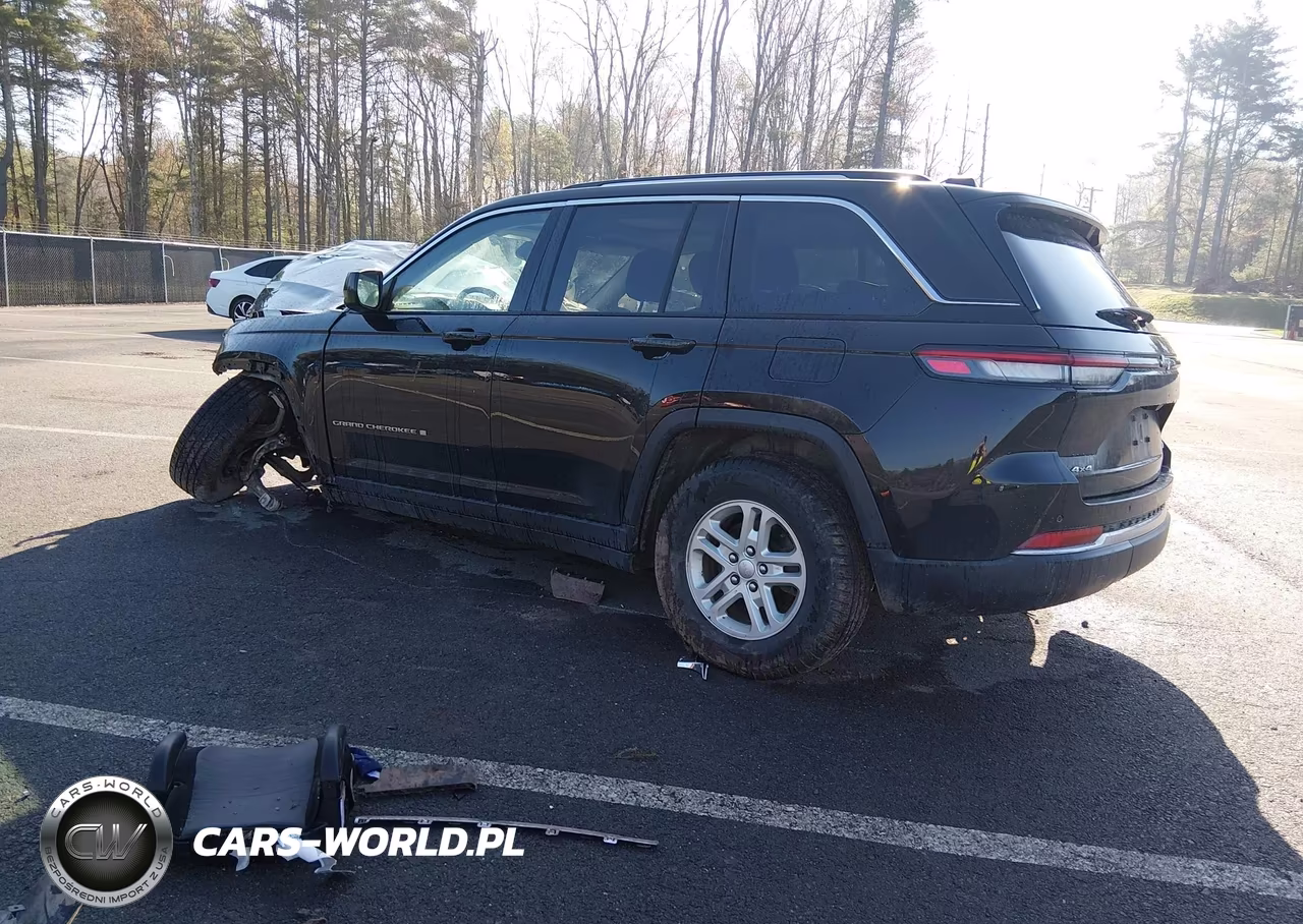 2023 Jeep Grand Cherokee Laredo 4X4 VIN:1C4RJHAG7PC530358 - 3