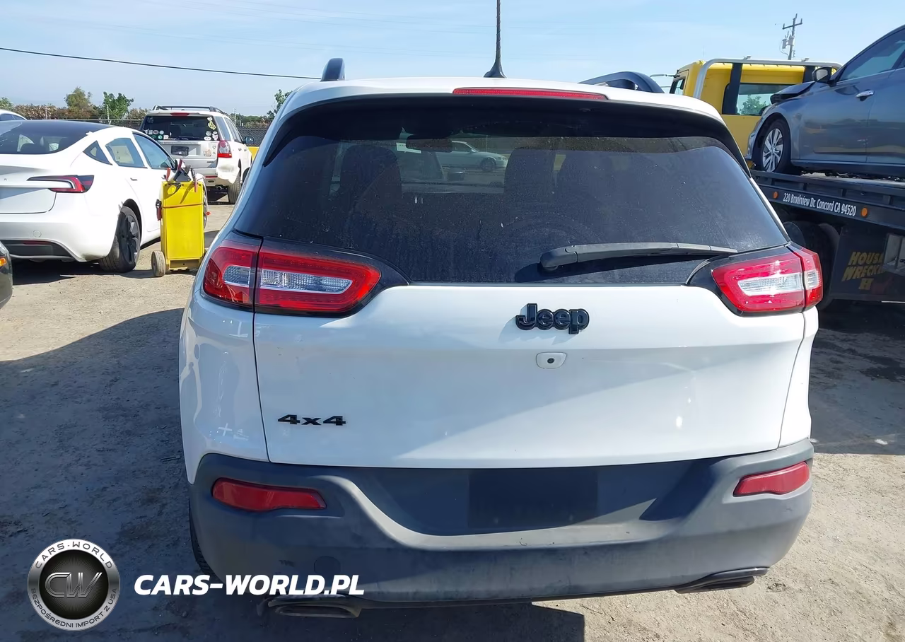 2018 Jeep Cherokee Latitude 4X4 VIN:1C4PJMCX1JD600810 - 16