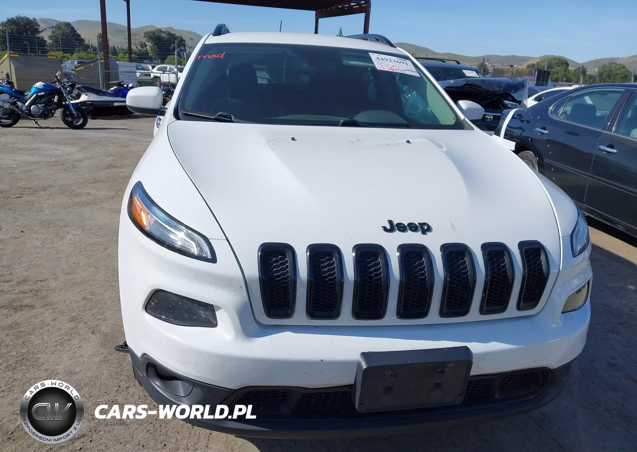 2018 Jeep Cherokee Latitude 4X4 VIN:1C4PJMCX1JD600810 - 6
