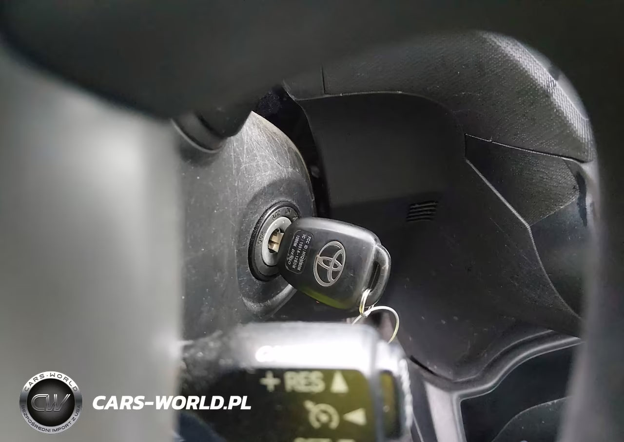 2013 Toyota Prius C Two VIN:JTDKDTB38D1532151 - 11