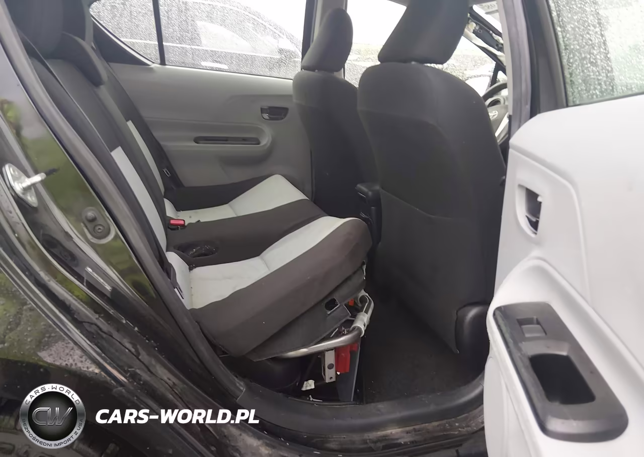 2013 Toyota Prius C Two VIN:JTDKDTB38D1532151 - 6