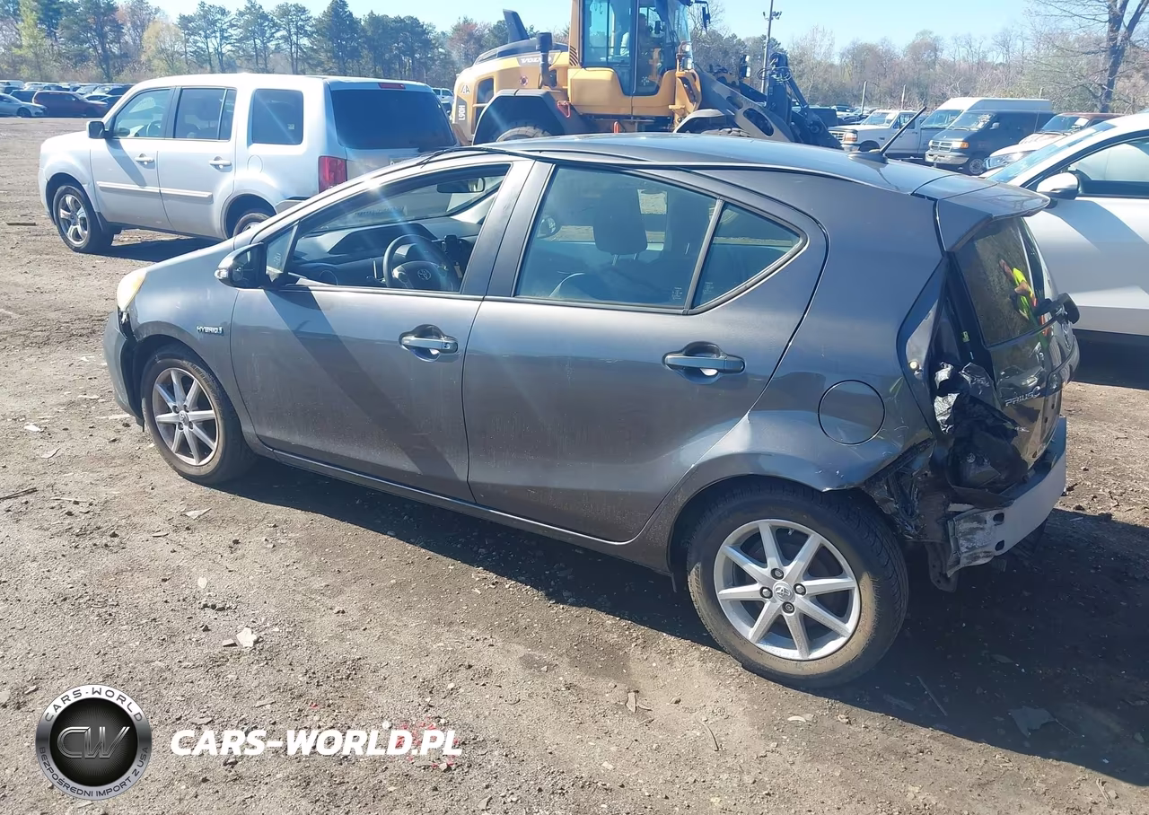 2013 Toyota Prius C Three VIN:JTDKDTB37D1058919 - 3