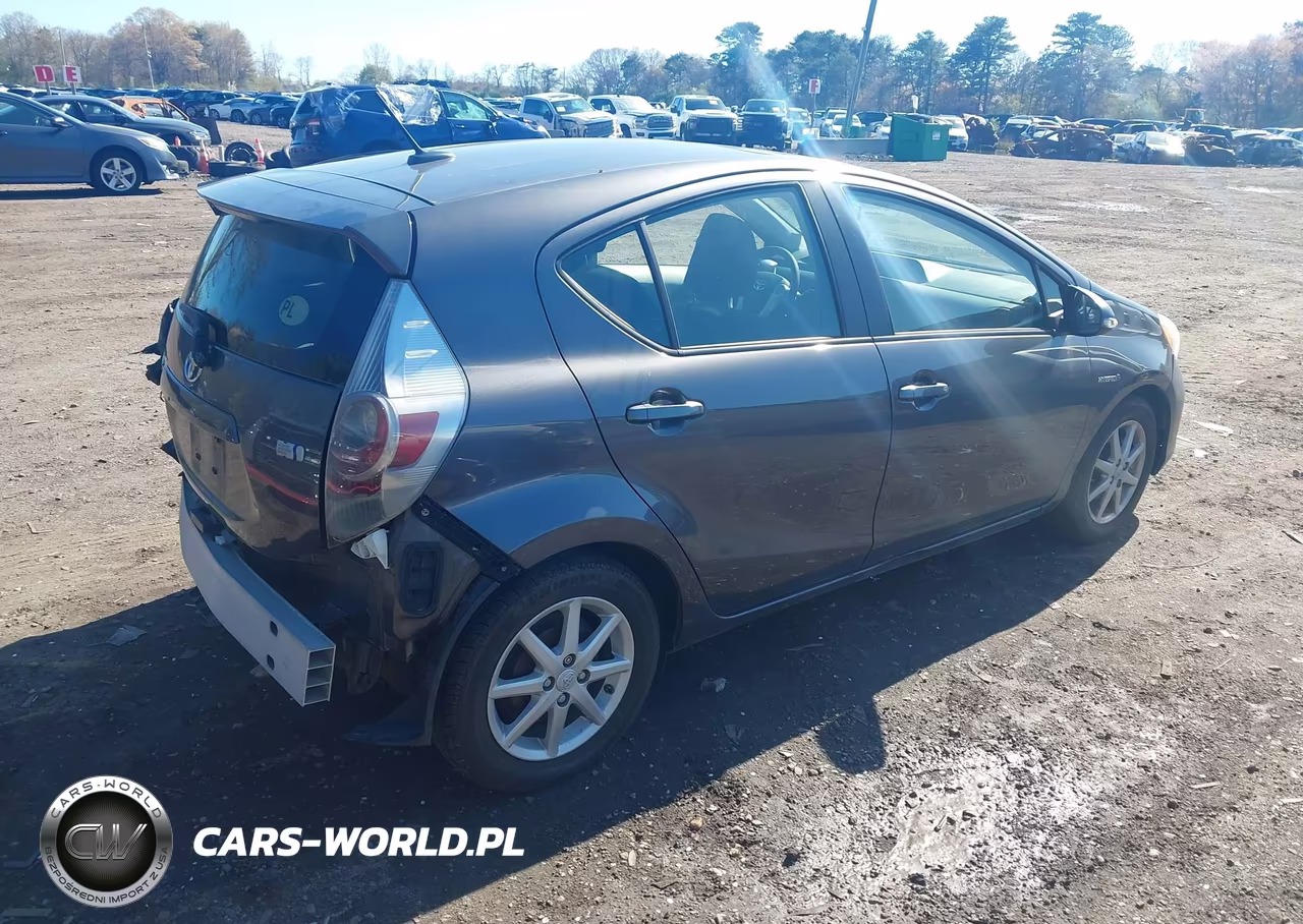 2013 Toyota Prius C Three VIN:JTDKDTB37D1058919 - 4