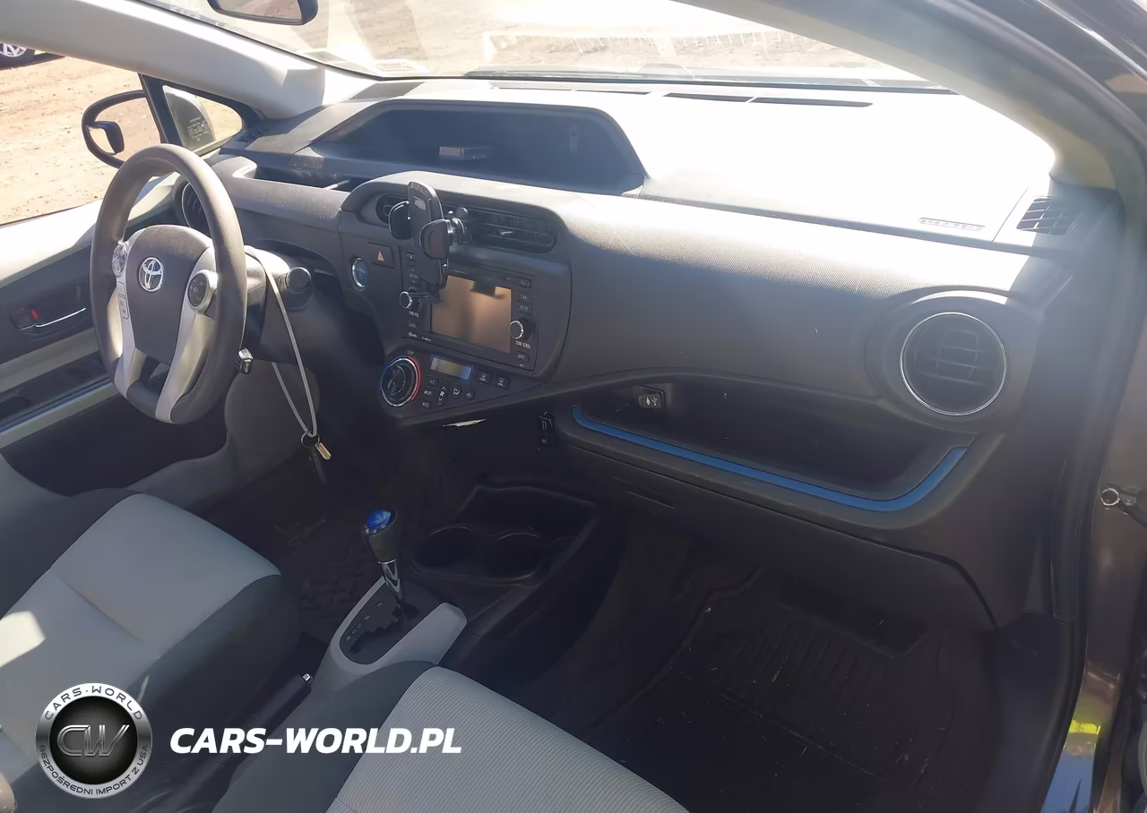 2013 Toyota Prius C Three VIN:JTDKDTB37D1058919 - 5