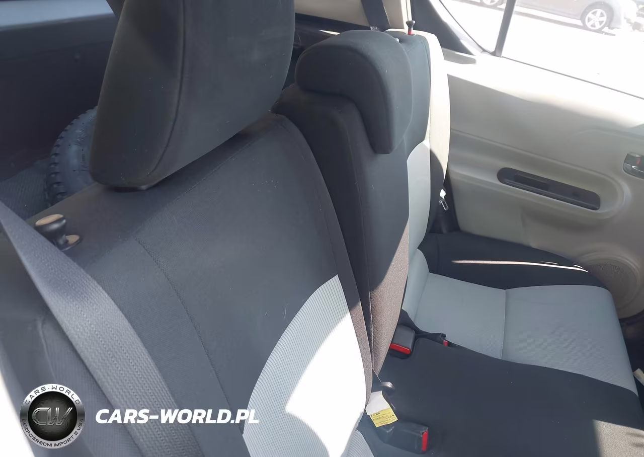 2013 Toyota Prius C Three VIN:JTDKDTB37D1058919 - 8