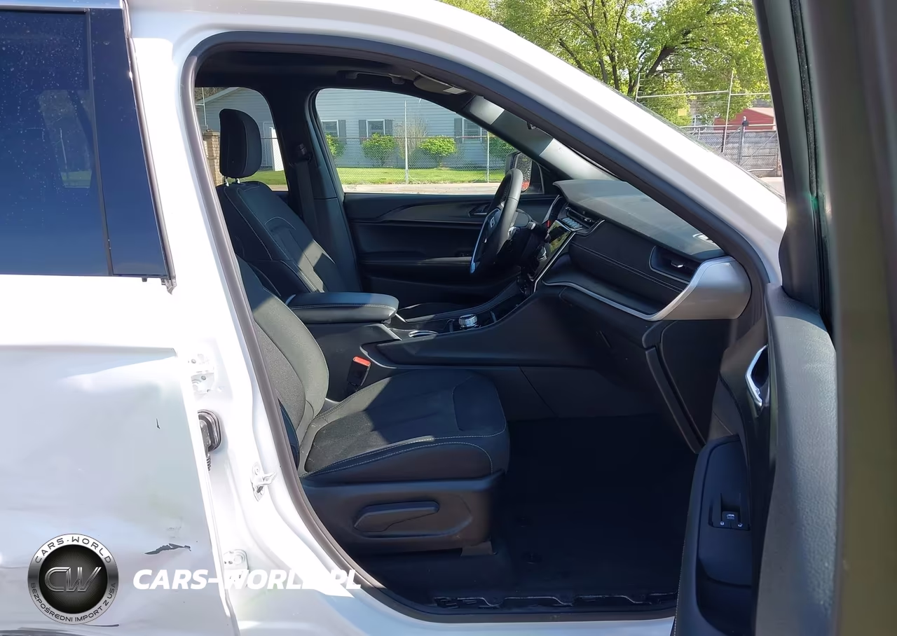 2025 Jeep Grand Cherokee L Laredo X 4X4 VIN:1C4RJKAGXS8692056 - 5