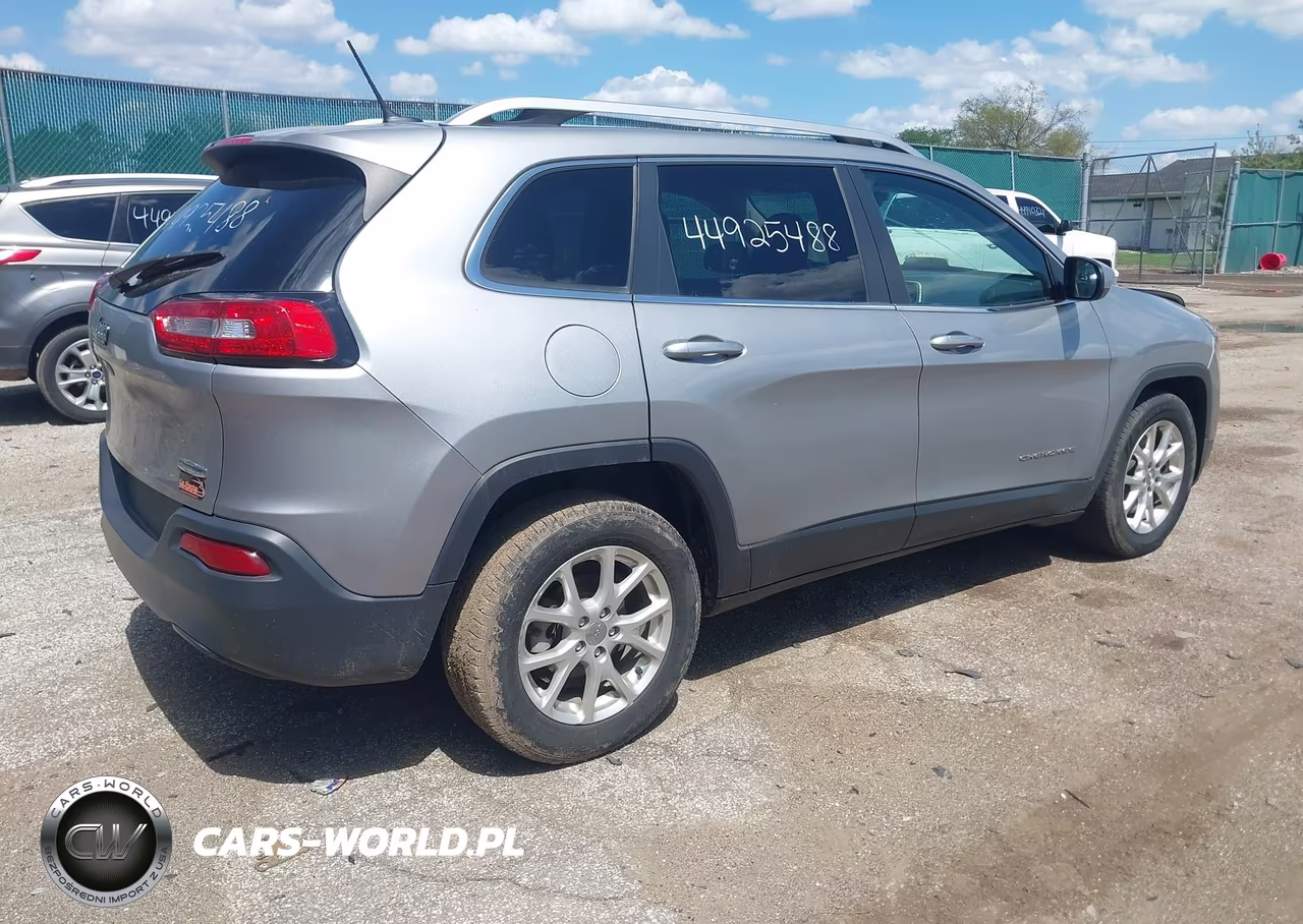 2015 Jeep Cherokee Latitude VIN:1C4PJLCB1FW518408 - 4