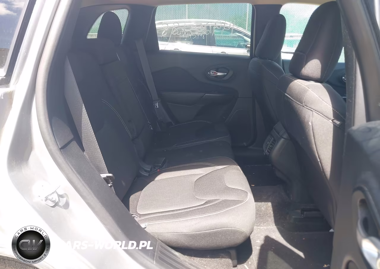 2015 Jeep Cherokee Latitude VIN:1C4PJLCB1FW518408 - 8
