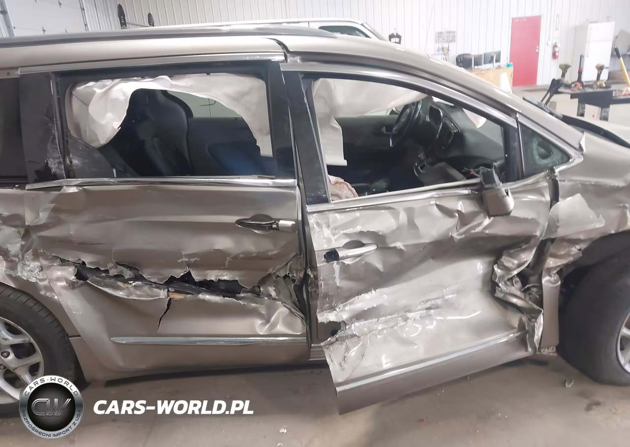 2018 Chrysler Pacifica Touring L Plus VIN:2C4RC1EG0JR270699 - 13