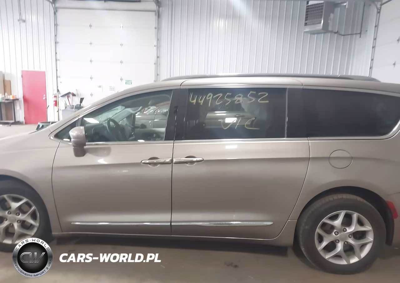 2018 Chrysler Pacifica Touring L Plus VIN:2C4RC1EG0JR270699 - 14