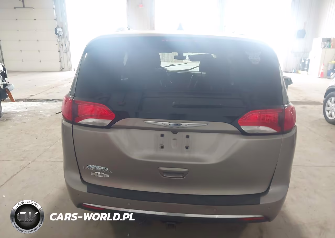2018 Chrysler Pacifica Touring L Plus VIN:2C4RC1EG0JR270699 - 16