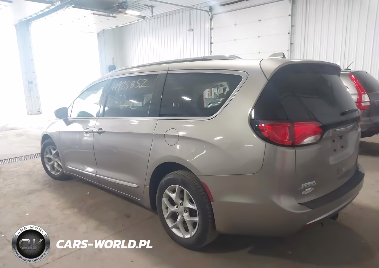 2018 Chrysler Pacifica Touring L Plus VIN:2C4RC1EG0JR270699 - 3