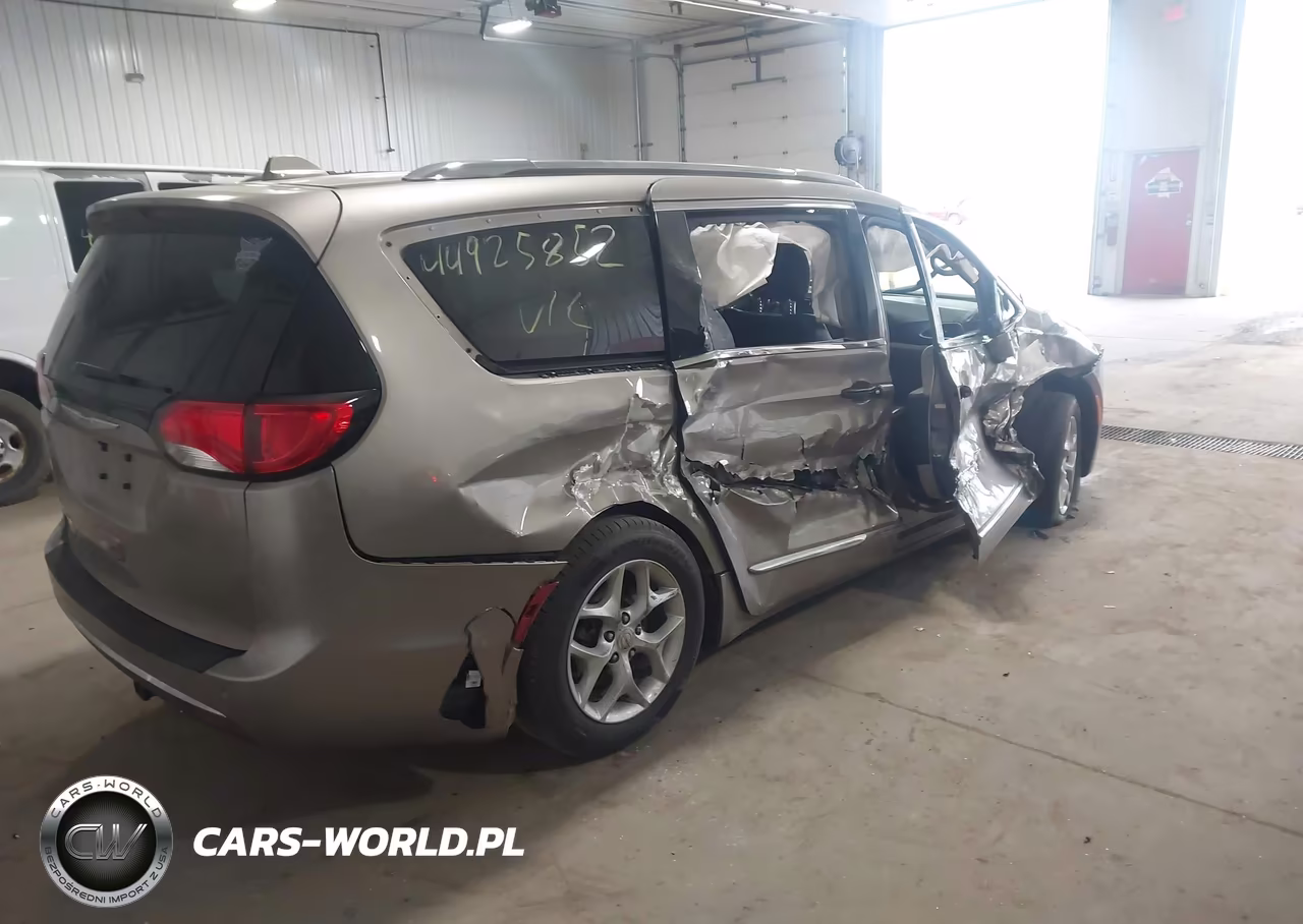 2018 Chrysler Pacifica Touring L Plus VIN:2C4RC1EG0JR270699 - 4