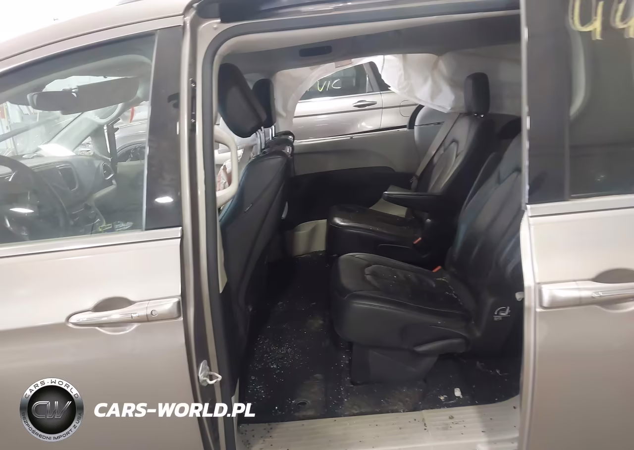 2018 Chrysler Pacifica Touring L Plus VIN:2C4RC1EG0JR270699 - 8
