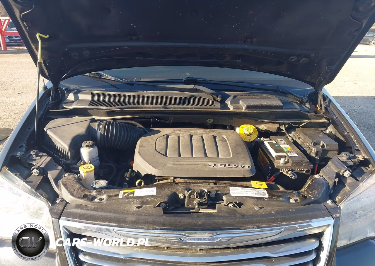 2015 Chrysler Town & Country Touring VIN:2C4RC1BG0FR694301 - 10