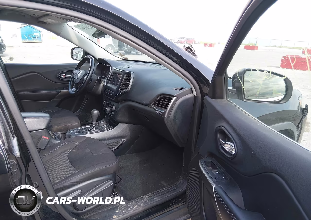 2019 Jeep Cherokee Latitude 4X4 VIN:1C4PJMCB5KD369013 - 5
