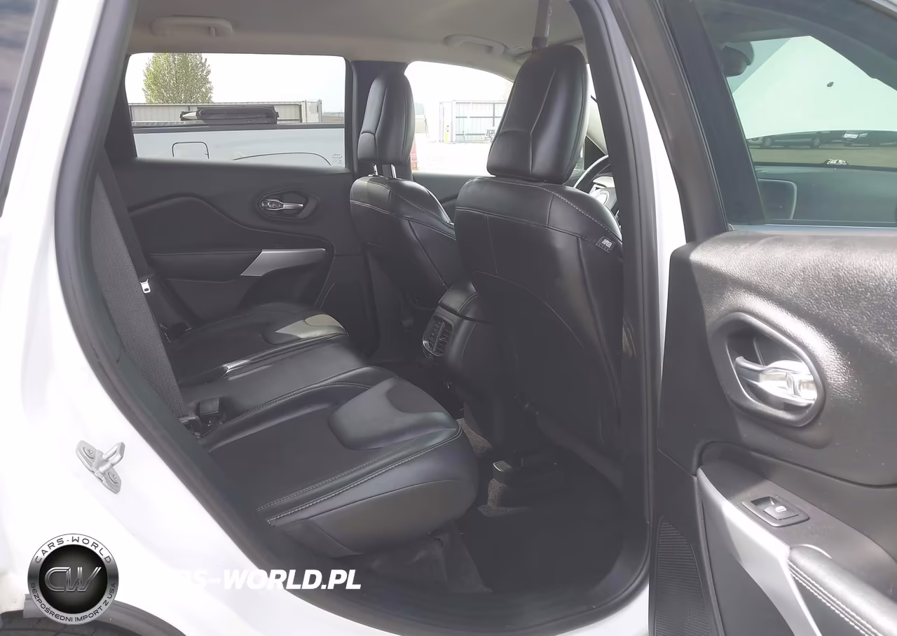 2018 Jeep Cherokee Latitude Plus 4X4 VIN:1C4PJMLBXJD583459 - 8