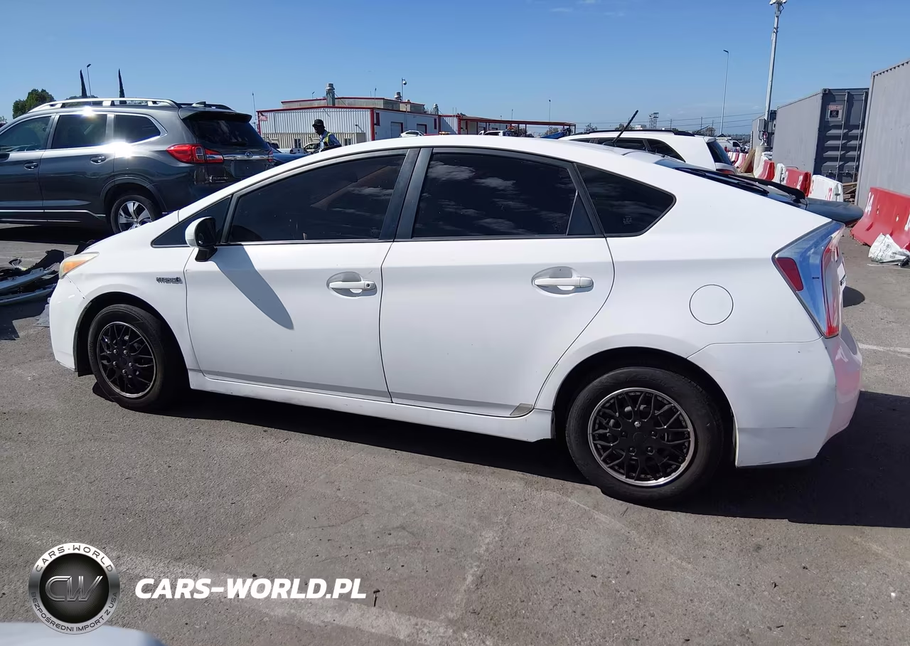 2013 Toyota Prius Two VIN:JTDKN3DU2D5617062 - 14