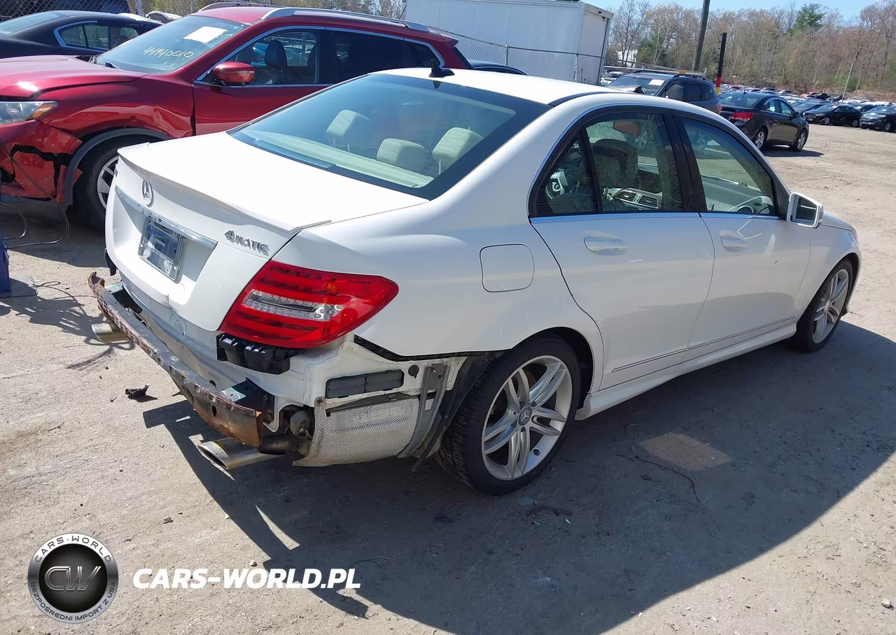2013 Mercedes-Benz C 300 Sport 4Matic VIN:WDDGF8AB0DG085033 - 4