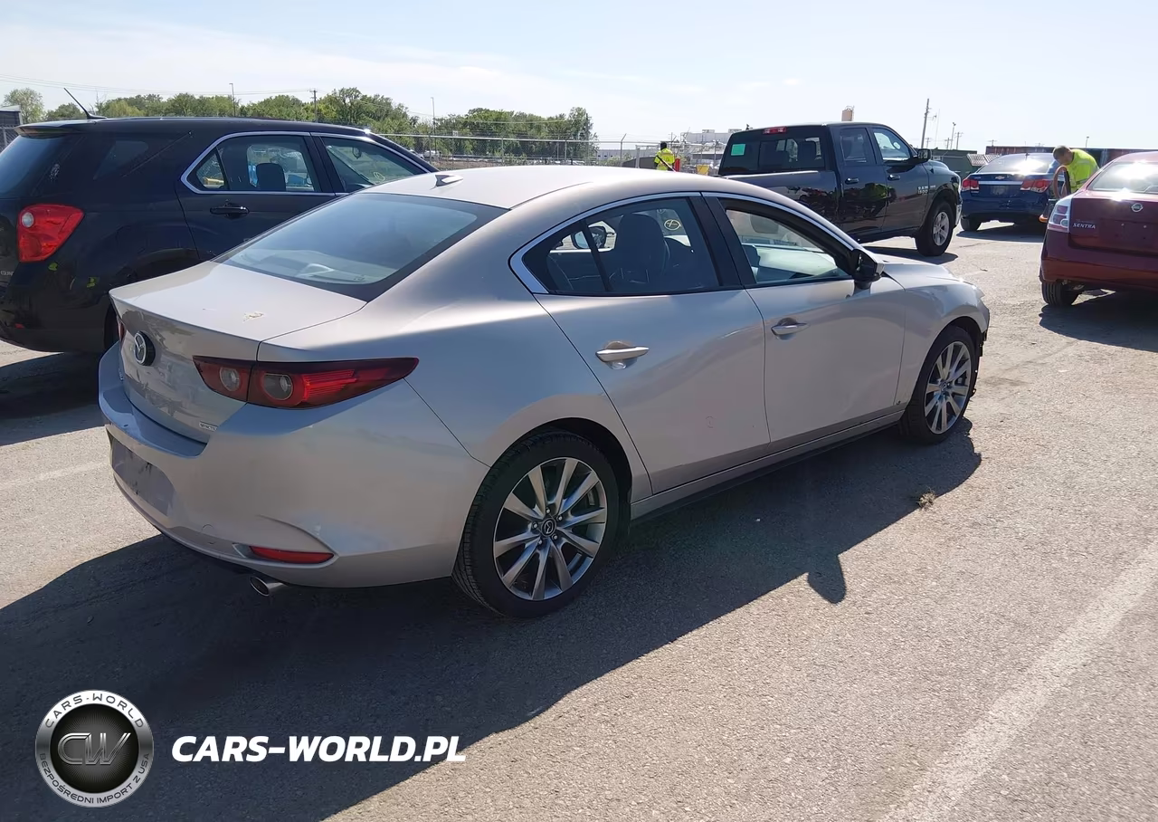 2022 Mazda Mazda3 Premium VIN:3MZBPADLXNM317137 - 4