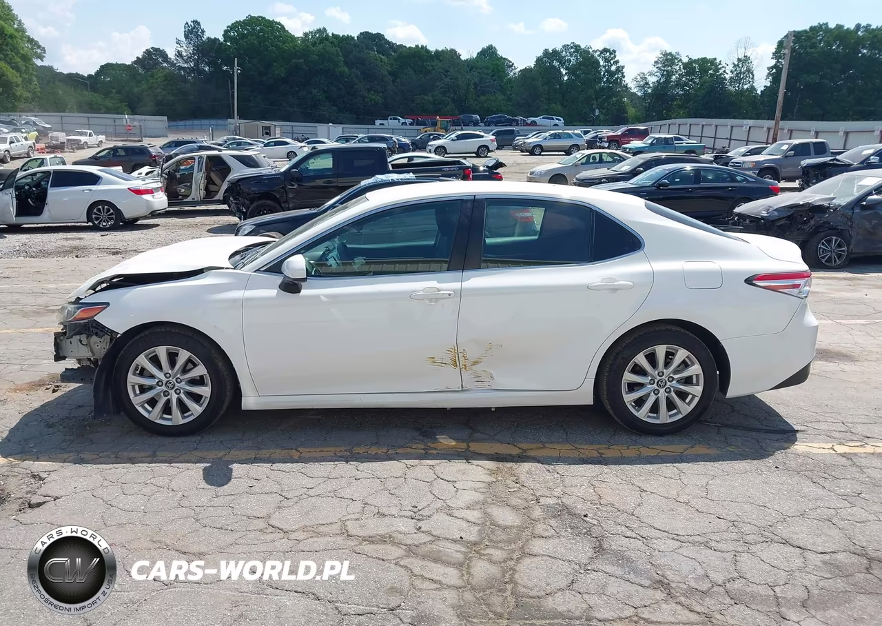2018 Toyota Camry Le VIN:4T1B11HK5JU025659 - 14