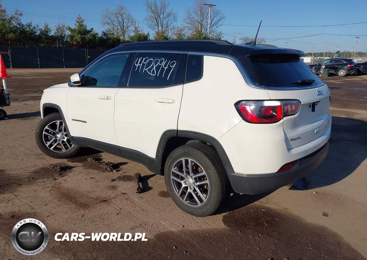 2018 Jeep Compass Latitude 4X4 VIN:3C4NJDBB3JT245713 - 3
