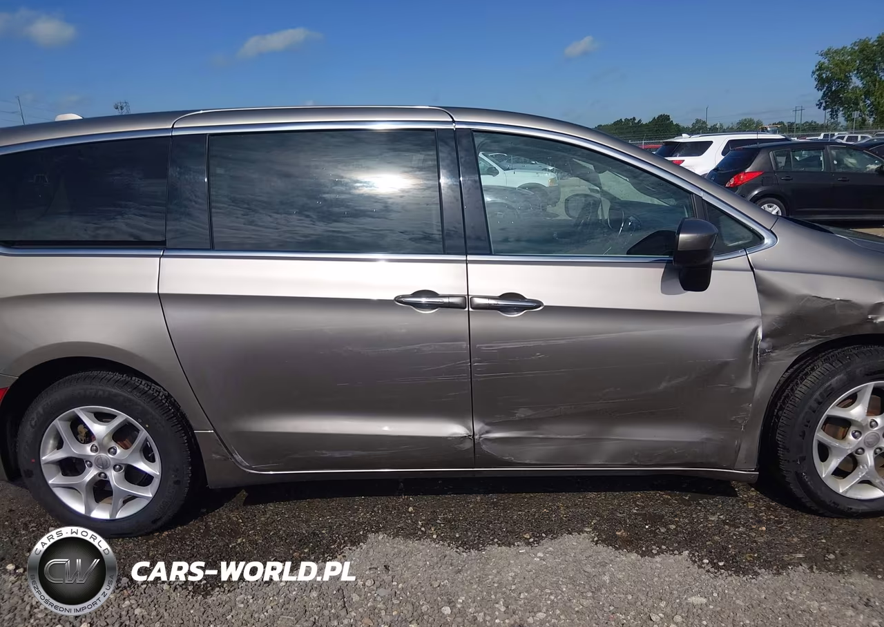 2017 Chrysler Pacifica Touring Plus VIN:2C4RC1BG6HR844916 - 13