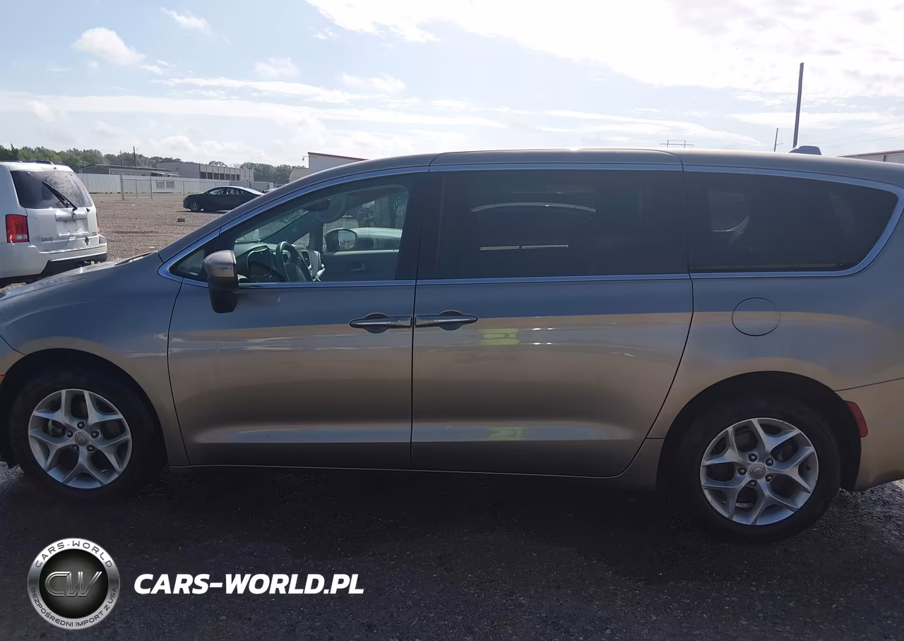 2017 Chrysler Pacifica Touring Plus VIN:2C4RC1BG6HR844916 - 14