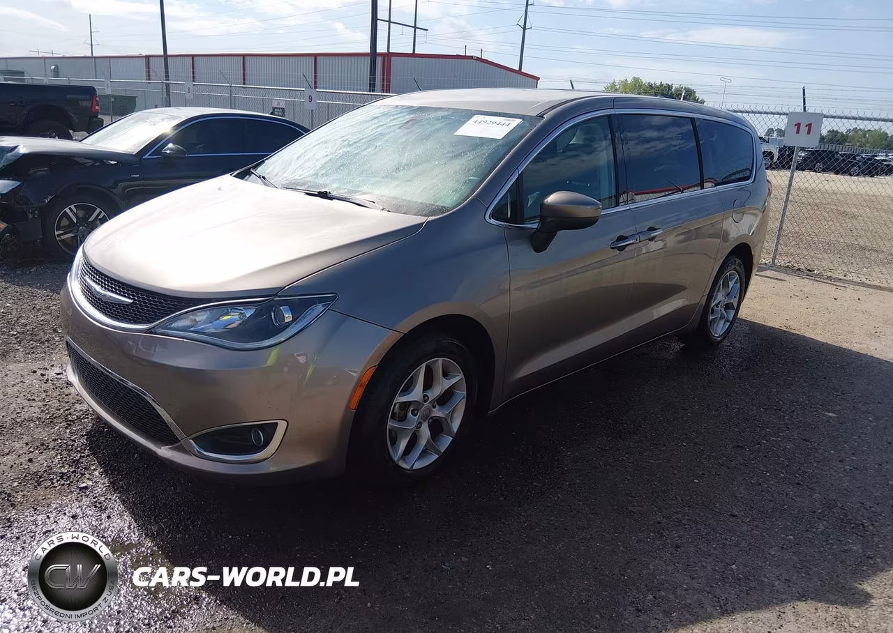 2017 Chrysler Pacifica Touring Plus VIN:2C4RC1BG6HR844916 - 2