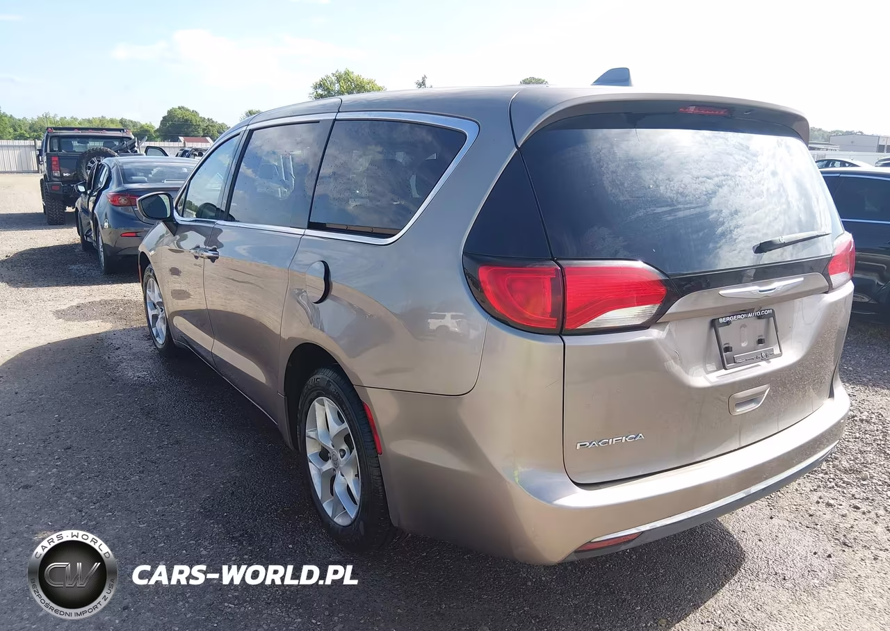 2017 Chrysler Pacifica Touring Plus VIN:2C4RC1BG6HR844916 - 3