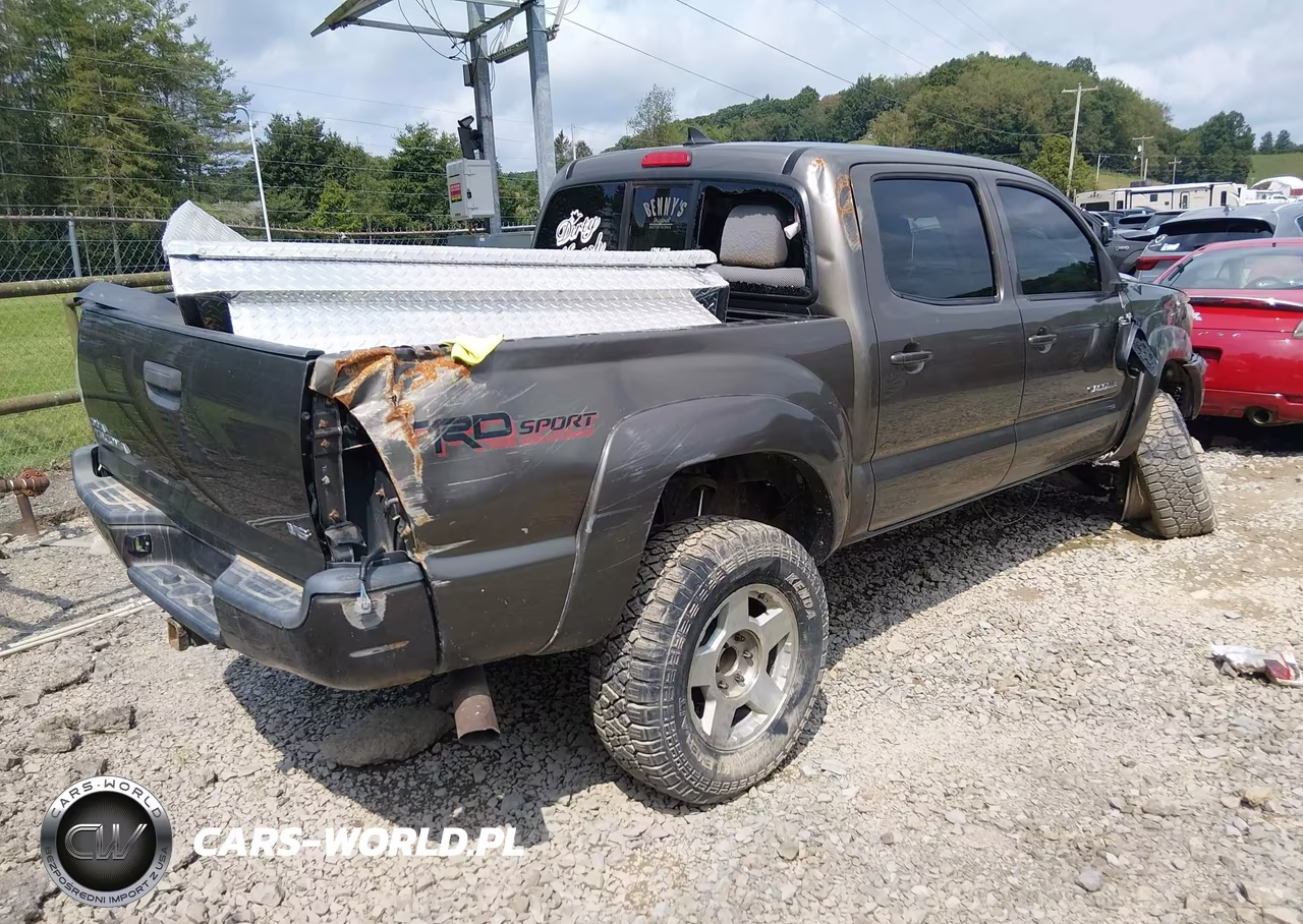 2015 Toyota Tacoma Base V6 VIN:3TMLU4EN0FM173956 - 4