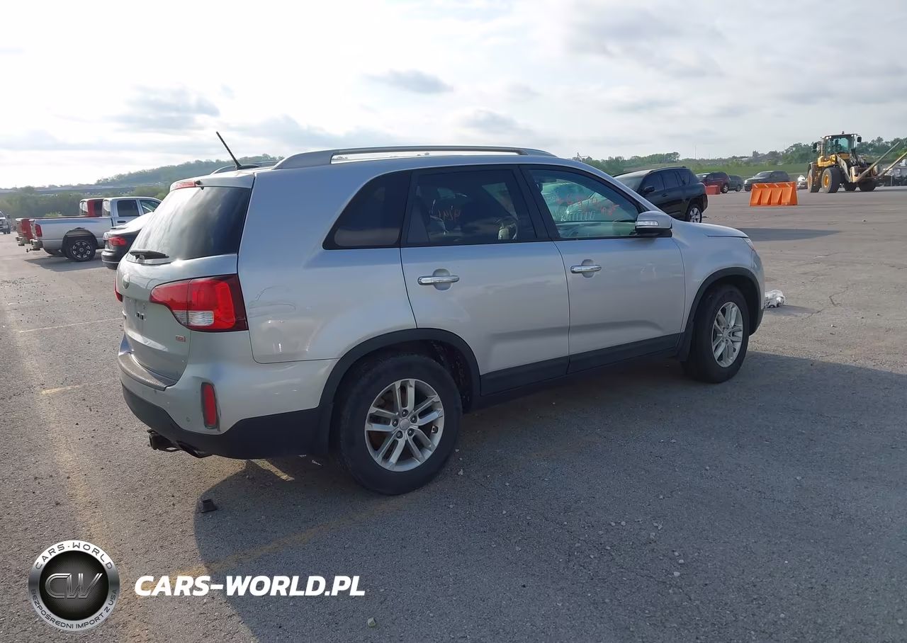 2015 Kia Sorento Lx VIN:5XYKT3A65FG587609 - 4