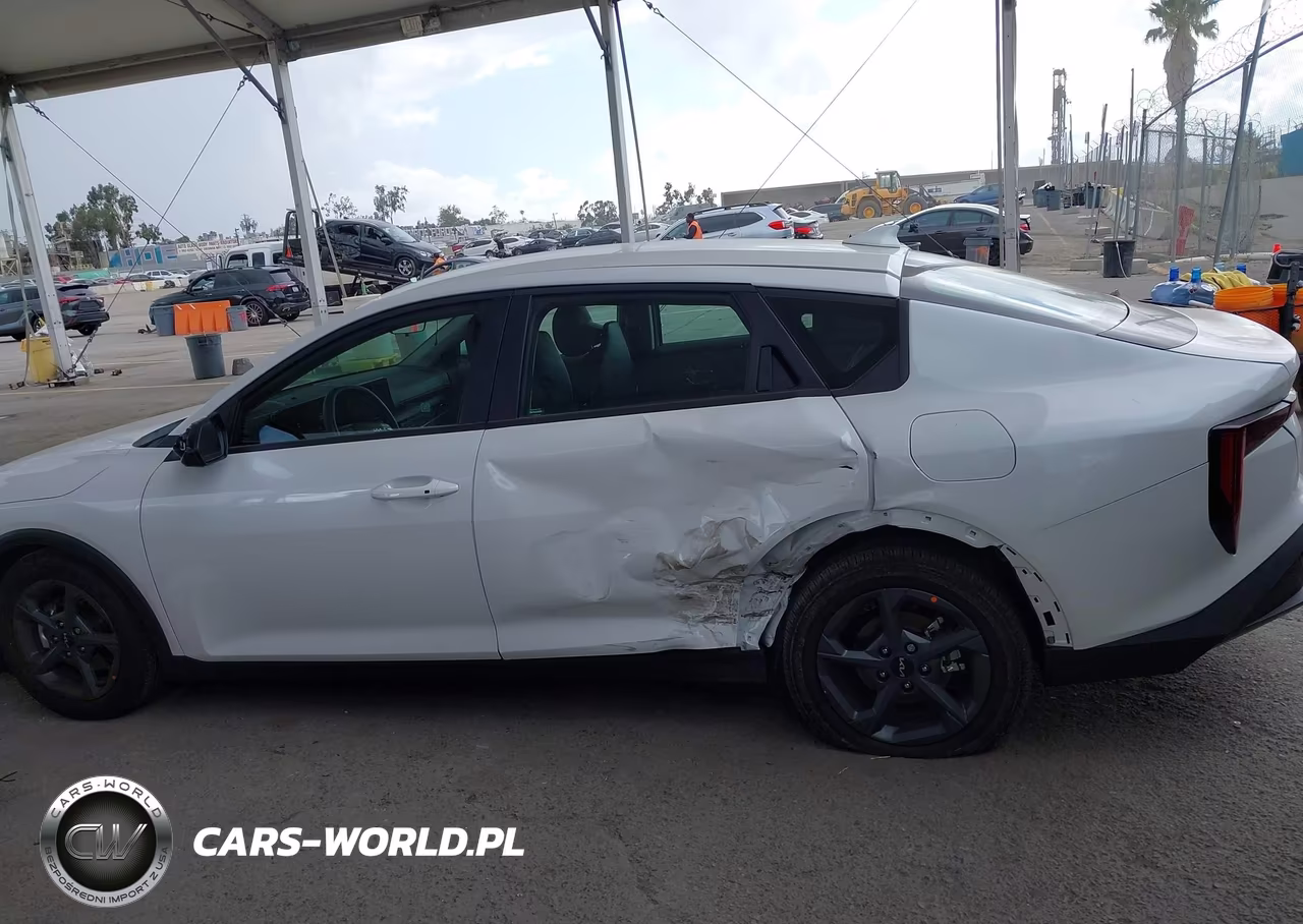 2025 Kia K4 Lxs VIN:3KPFT4DE2SE193468 - 15