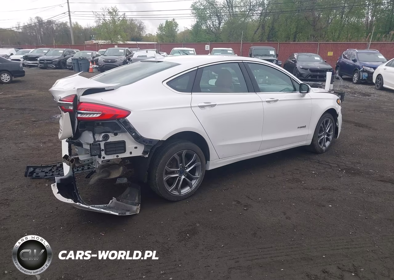 2019 Ford Fusion Hybrid Titanium VIN:3FA6P0RU9KR212786 - 4
