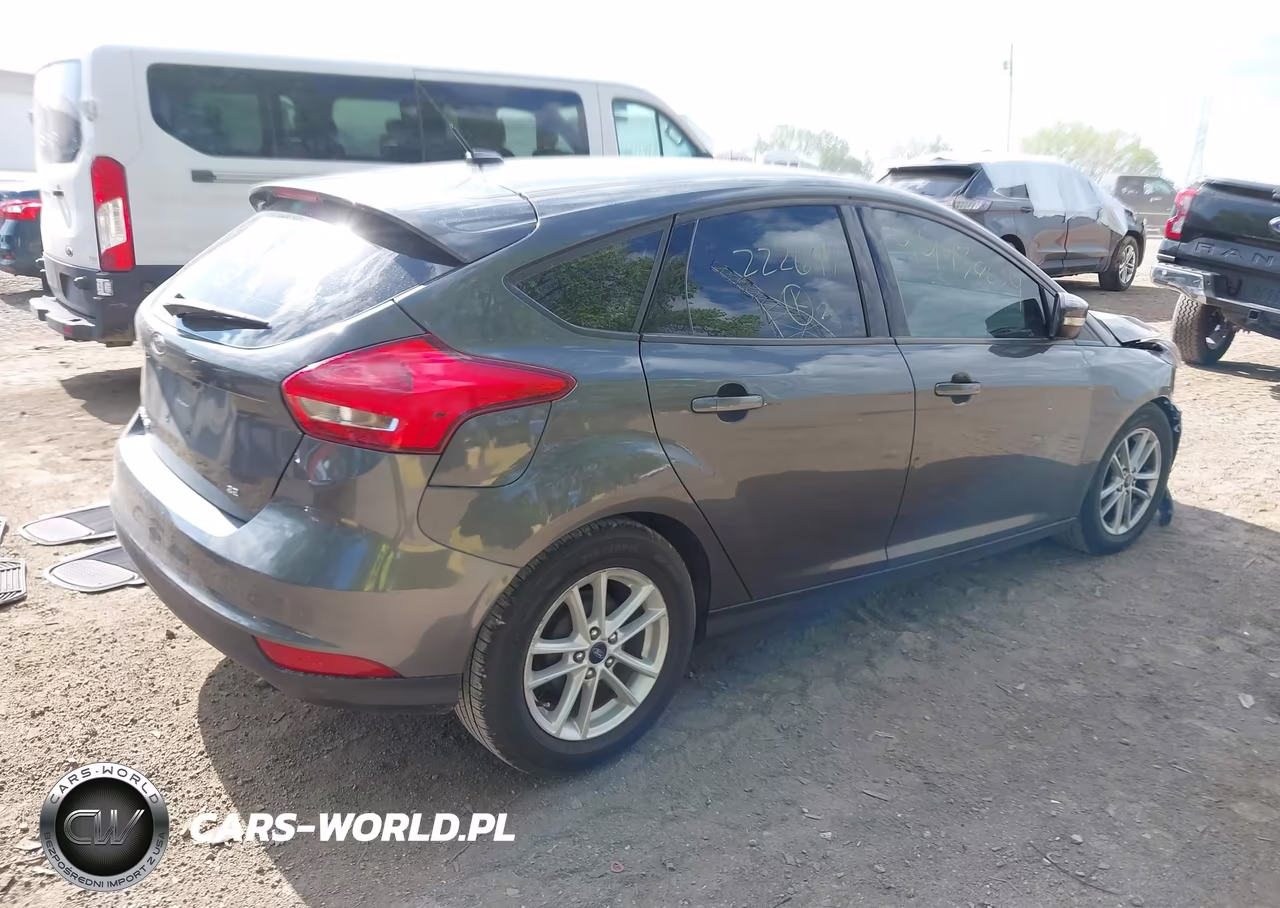2017 Ford Focus Se VIN:1FADP3K20HL222647 - 4