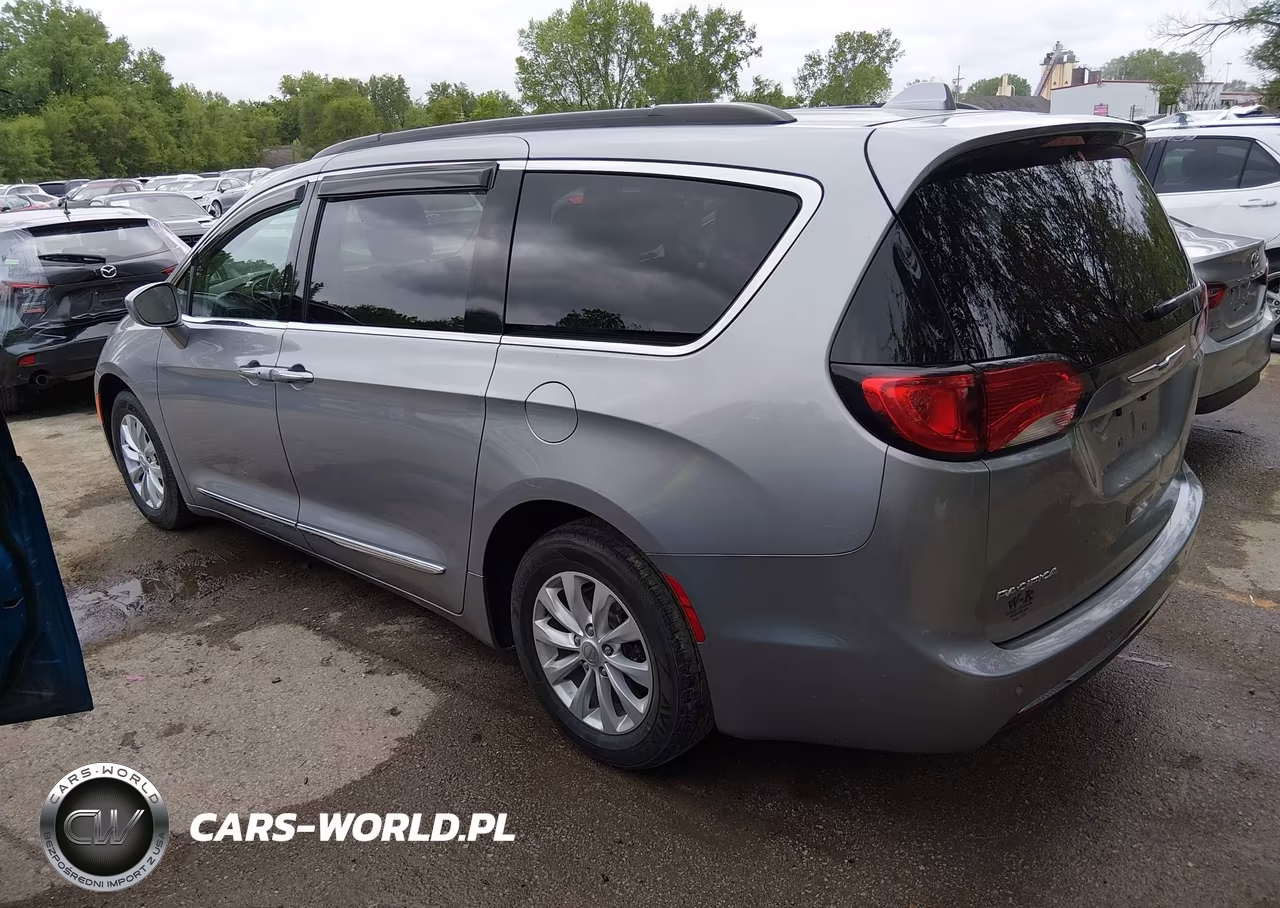2017 Chrysler Pacifica Touring-L VIN:2C4RC1BG0HR719944 - 3