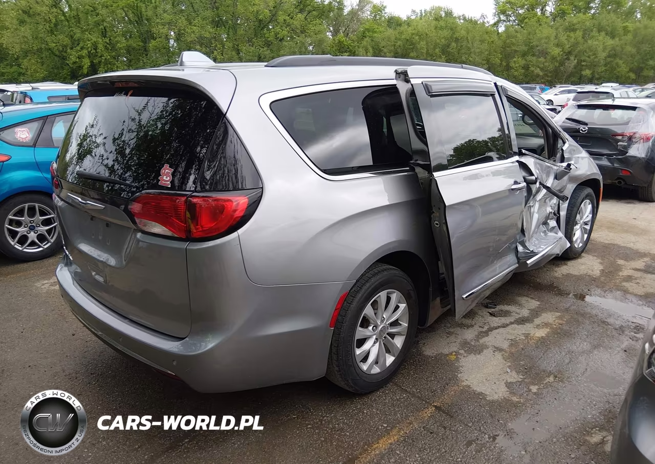 2017 Chrysler Pacifica Touring-L VIN:2C4RC1BG0HR719944 - 4