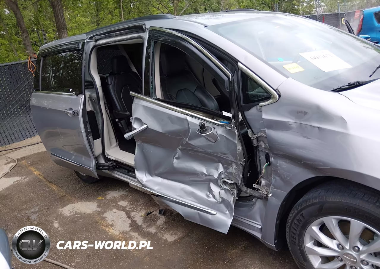 2017 Chrysler Pacifica Touring-L VIN:2C4RC1BG0HR719944 - 6